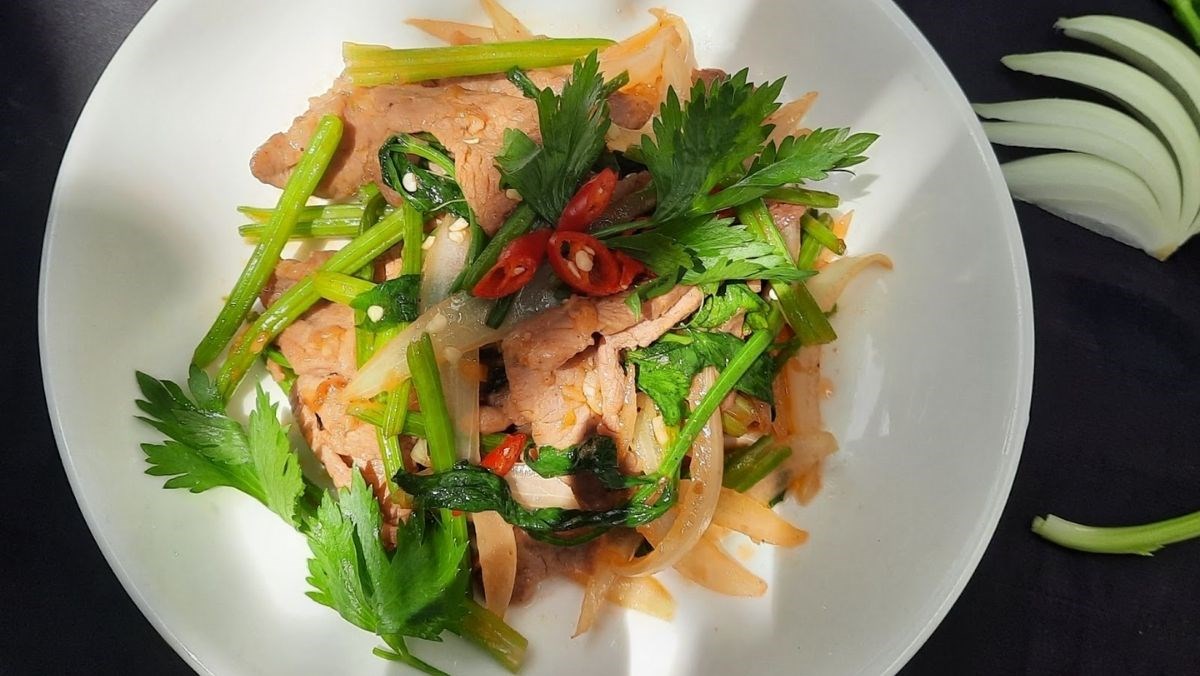 CẦN TÂY XÀO THỊT HEO