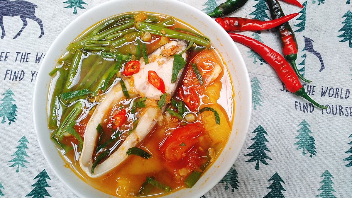CÁ CHIM TRẮNG NẤU CANH CHUA