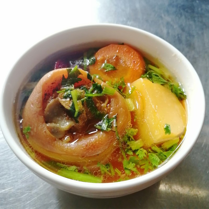 CHÂN GIÒ HẦM RAU CỦ