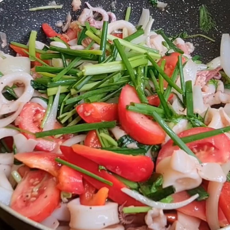 MỰC XÀO HÀNH TÂY VÀ CÀ CHUA