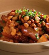 THỊT BA CHỈ KHO ĐẬU PHỘNG