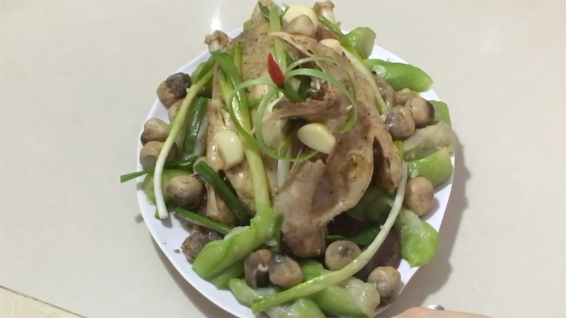 GÀ HẤP MƯỚP VÀ NẤM RƠM