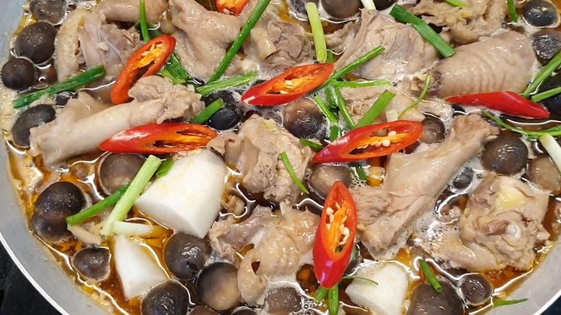 GÀ NẤU NẤM RƠM